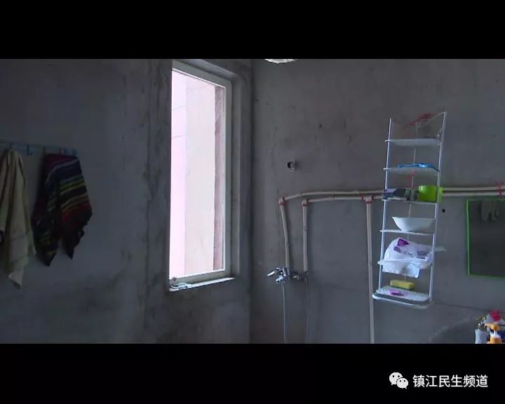 镇江江苏可爱女生短发绘画年轻妈妈跳楼1轻生因为网贷欠钱?图片